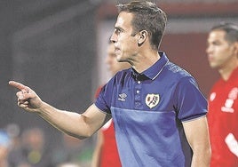 Iñigo Pérez da instrucciones desde la banda a los jugadores del Rayo.