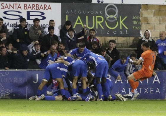 Los azules festejan el tanto del canterano Reka.