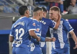 Carlos Vicente celebra el tanto del empate.