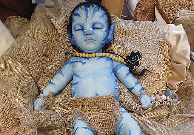 Uno de los muñecos de fantasía, un bebé avatar.