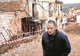 Sergio Marín, alcalde de Letur, pasea cabizbajo por la calle principal del casco antiguo, arrasada por la riada.