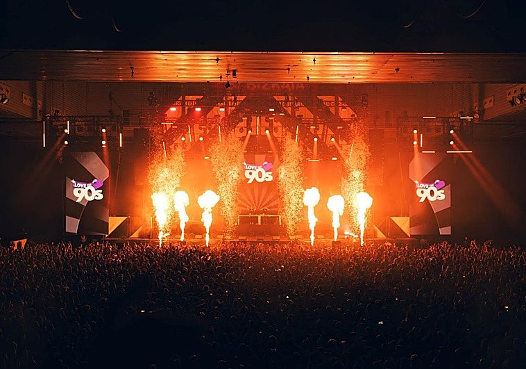 Miles de personas bailan los éxitos de los 90 en el BEC.