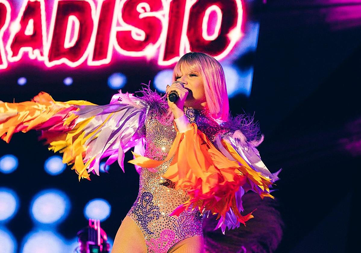 Imagen principal - 14.000 almas se rinden en el BEC a los años noventa