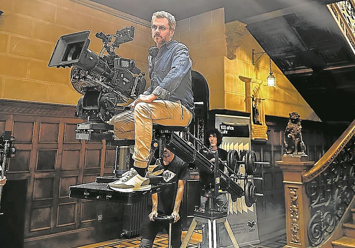 Juanma Bajo Ulloa, durante el rodaje de 'El mal' en el Museo de Bellas Artes de Álava.