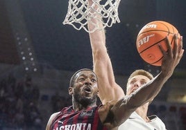 Kamar Baldwin busca la canasta durante uno de sus contados duelos de ACB ante el Murcia.