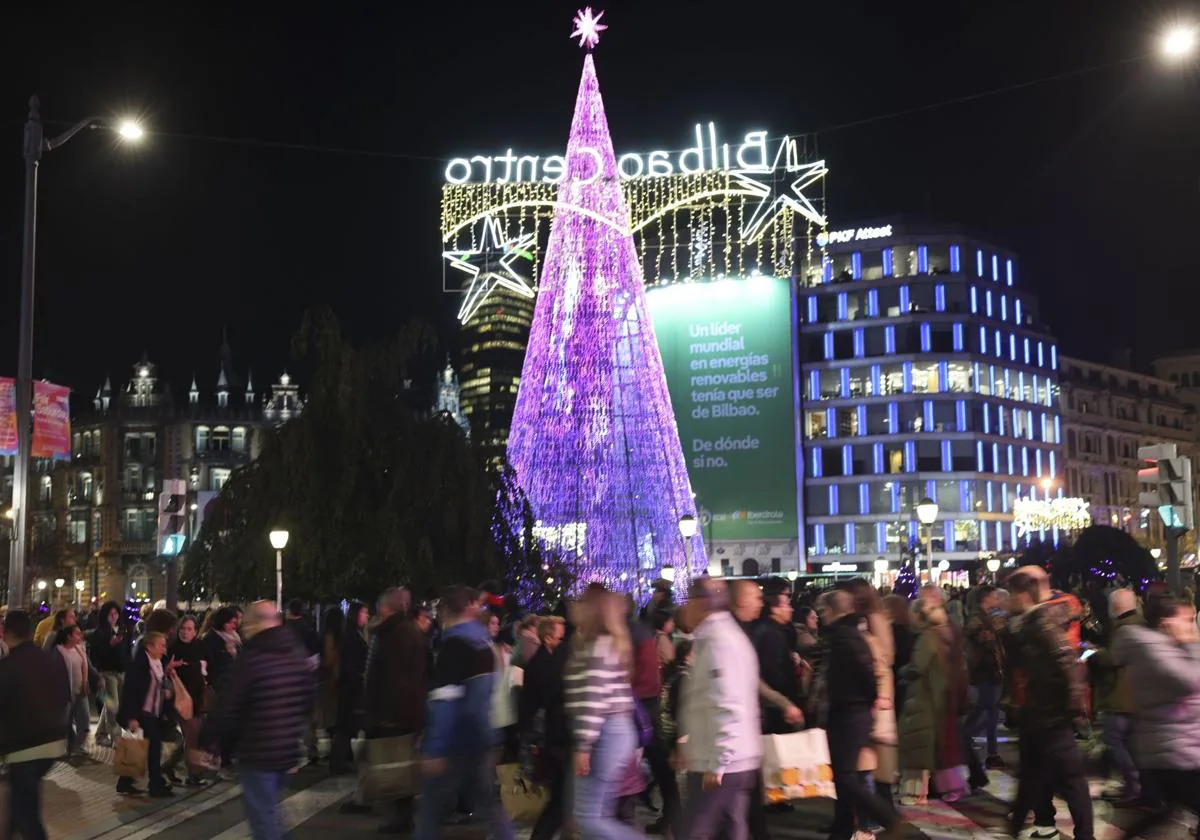 El árbol navideño en plena plaza Moyua.