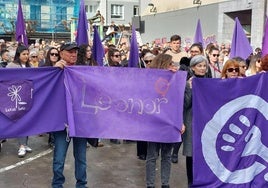 Centenares de personas participaron en el acto de repulsa del crimen machista organizado ayer al mediodía en la plaza Biteri de Pasai Antxo.