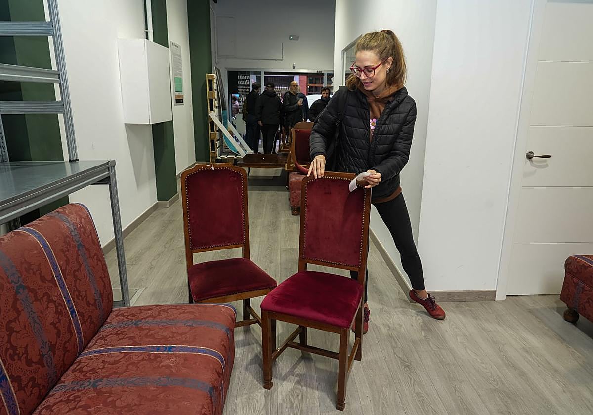 Mobiliario a la venta ayer en el Reutilizagune de Benito Guinea.