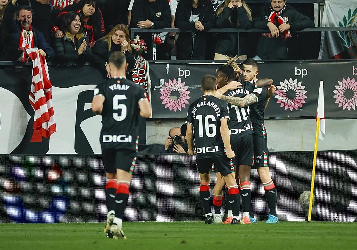 De Marcos, Nico Williams, Galarreta y Yeray acuden a felicitar a Sancet.