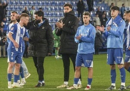 Los jugadores del Alavés aplauden cariacontecidos a la grada de Mendizorroza tras el empate del sábado contra el Leganés.