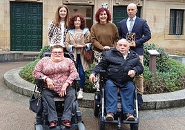 Mari Carmen Azkona y Serafín Iglesias, delante de los galardonados, Marisol Camacho y Juan Antonio Bañales; la alcaldesa, Karmele Tubilla, y la edil de Cultura, Itziar Carrocera.