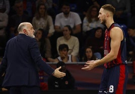 Tadas Sedekerskis conversa con Pablo Laso.