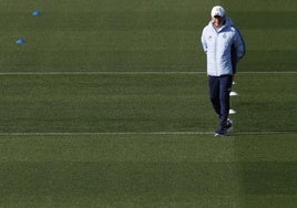 Carlo Ancelotti, pensativo en el entrenamiento de este martes en Valdebebas.