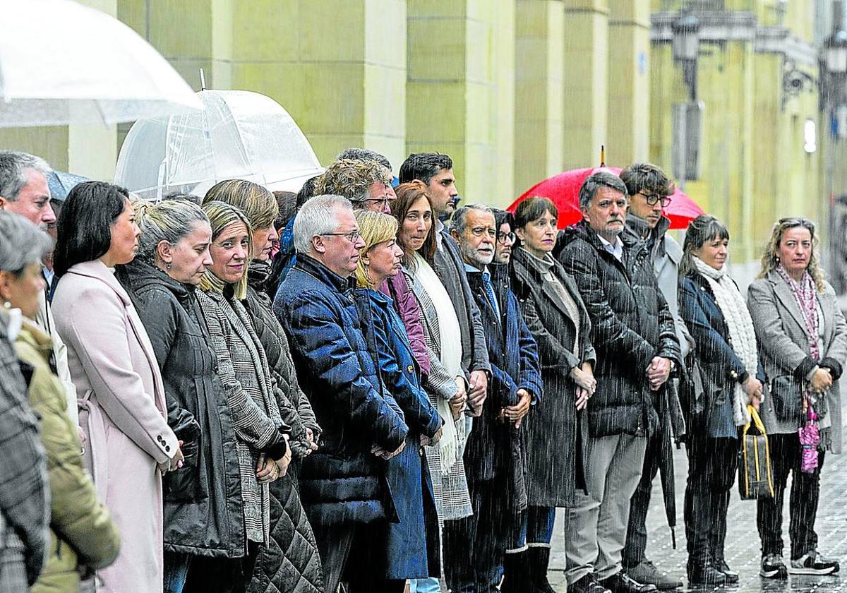 La Diputación de Gipuzkoa convocó ayer una concentración de repulsa por el crimen de Pasaia.