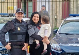 Madre e hija durante su visita a la comisaría de Irun.