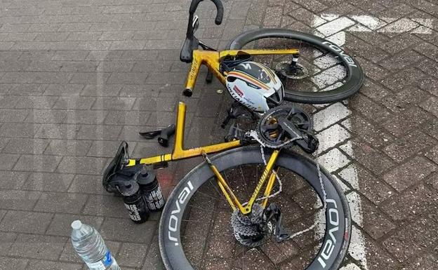 El cuadro de la bicicleta dorada se ha partido.