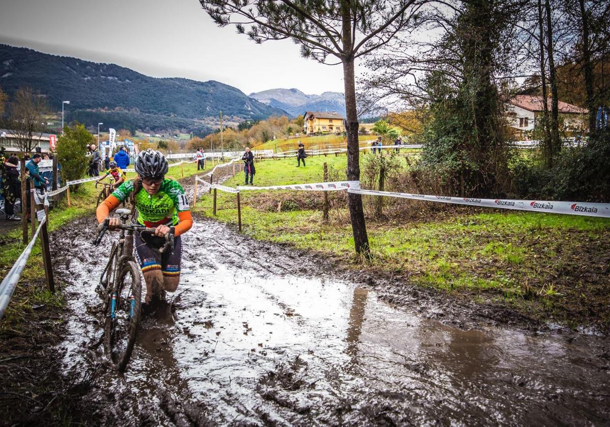 Imagen principal - Regresa el ciclocross de Igorre, una dura prueba «solo superada por la Copa del Mundo»