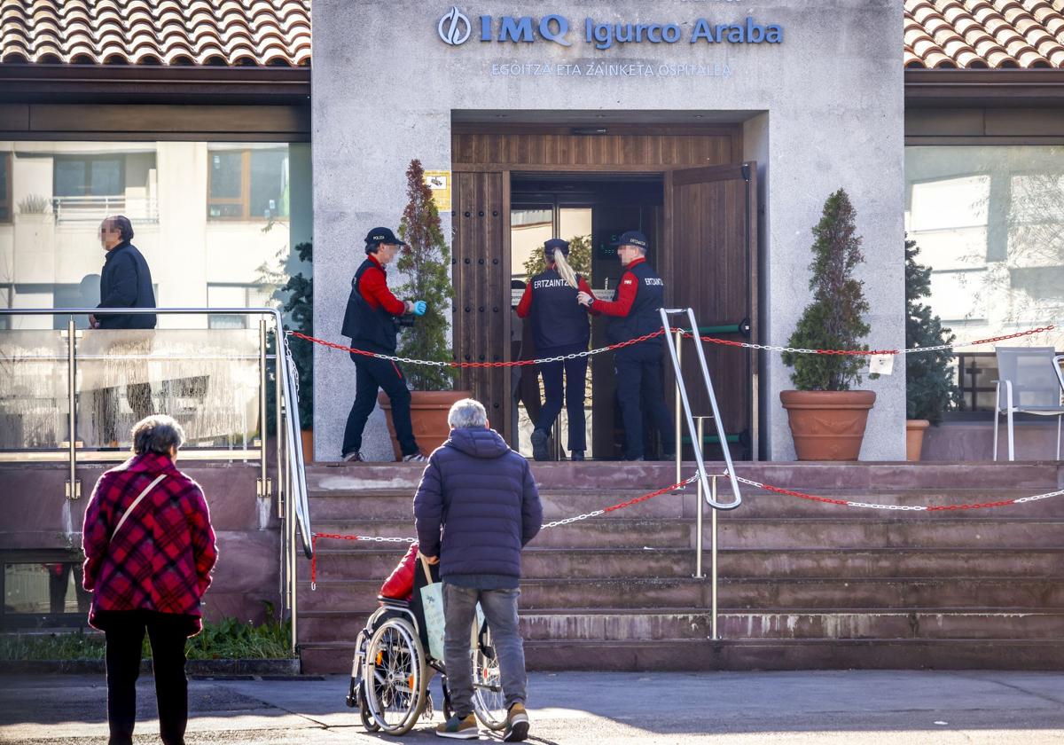 Efectivos de la Ertzaintza acceden al interior de la residencia donde se produjo el crimen.