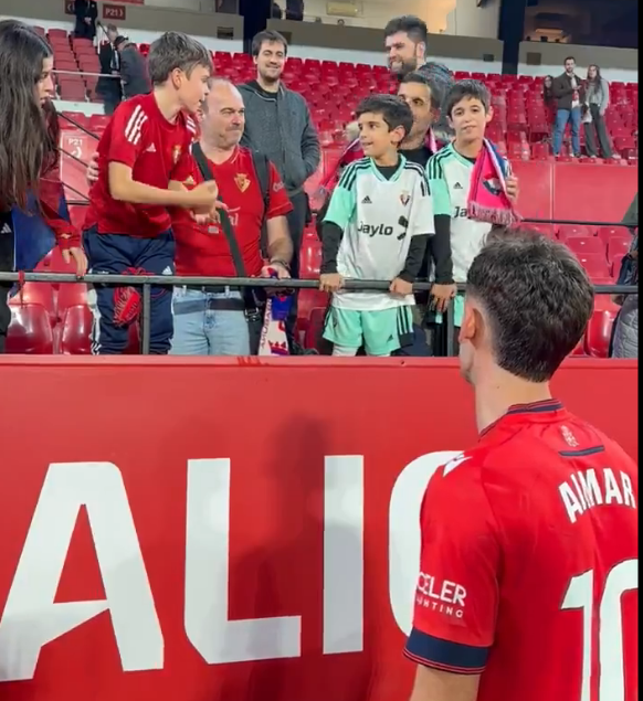 La peculiar forma de rifarse la camiseta de Aimar Oroz de dos jóvenes hinchas de Osasuna con final feliz