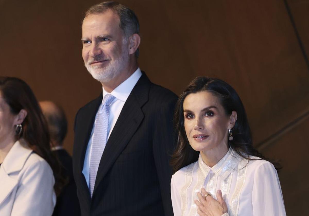 Letizia recibió por parte de la ABAO un regalo bilbaíno, muy personal y hecho a mano.