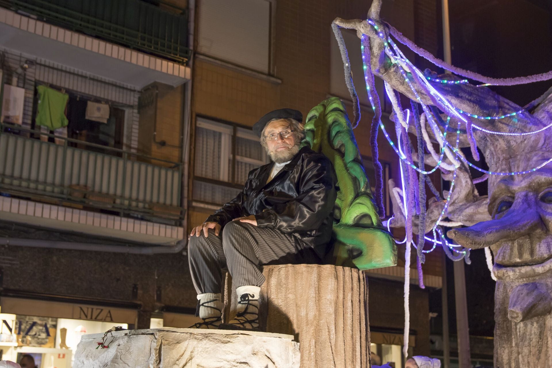 Olentzero recorre Barakaldo subido en su carroza, en una imagen de archivo.