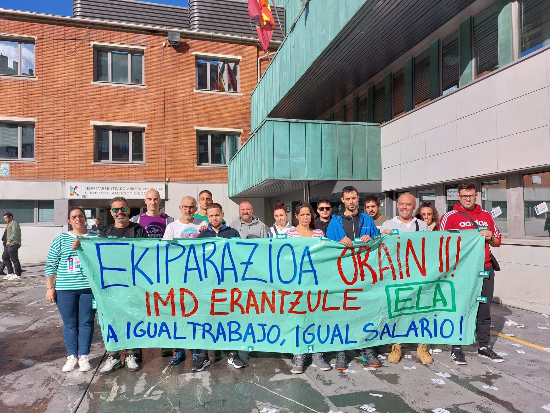 Socorristas y monitores, durante una de las concentraciones llevadas a cabo frente al Ayuntamiento.