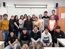 María Icíar Arteagoitia con los alumnos del CIFP Tartanga y su tutor, Mikel Arriaga.