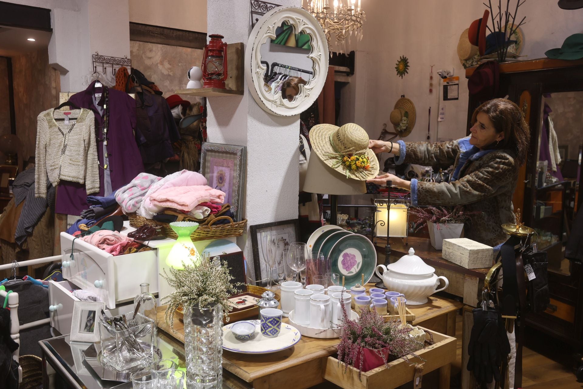 La mítica tienda de chuches de Algorta convertida en un paraíso &#039;vintage&#039; con ropa, vajillas y hasta cuadros