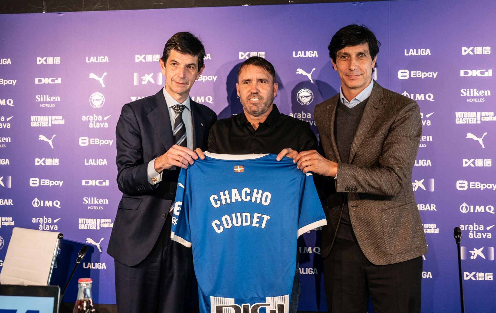 Coudet, escoltado por el presidente Fernández de Trocóniz y el director deportivo Sergio Fernández durante su presentación.