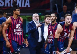 Moneke, junto a Laso en el partido ante el Fenerbahce.