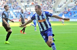 Despotovic celebra uno de sus cinco goles con el Alavés.