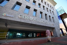 Imagen exterior del hospital de Gernika cuya tercera planta se encuentra vacía en la actualidad.