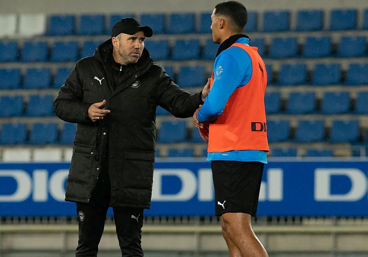 Coudet charla con Benavídez en su primer entrenamiento.