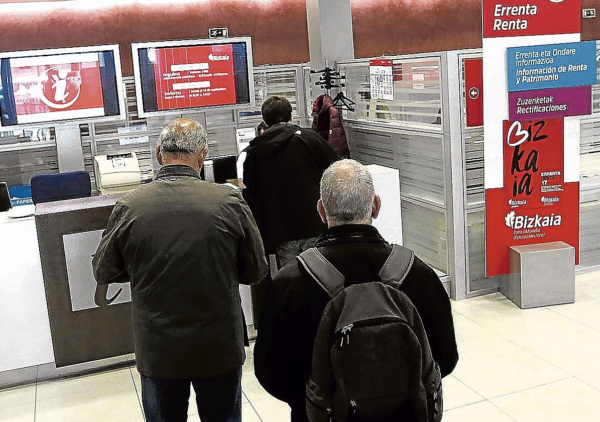 El Ararteko exige a Hacienda que elimine «la barrera» de la cita previa obligatoria