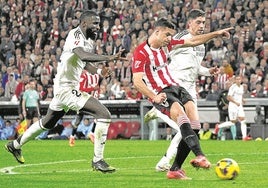 Guruzeta marca el tanto de la victoria tras robarle el balón a Fede Valverde.