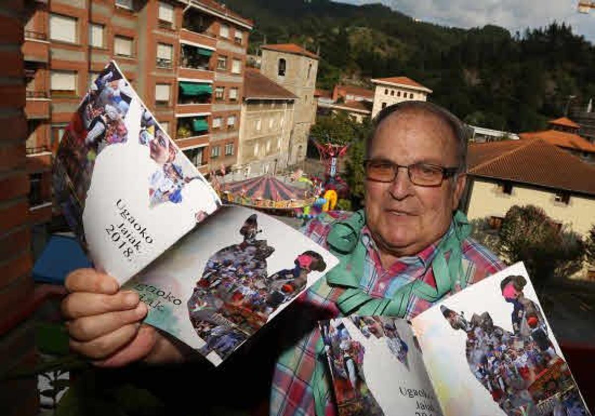 Pruden Peña posa con el programa de fiestas en 2018, cuando ejerció de pregonero.