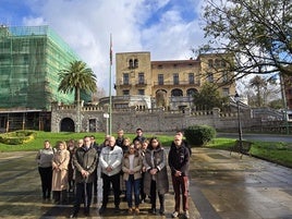 La corporación local de Getxo, a excepción de los concejales de EH Bildu, han recordado a todas las víctimas del terrorismo