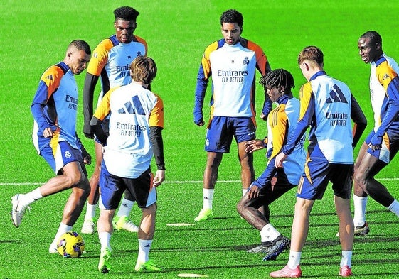 Último entrenamiento del Madrid antes de su visita a Bilbao.