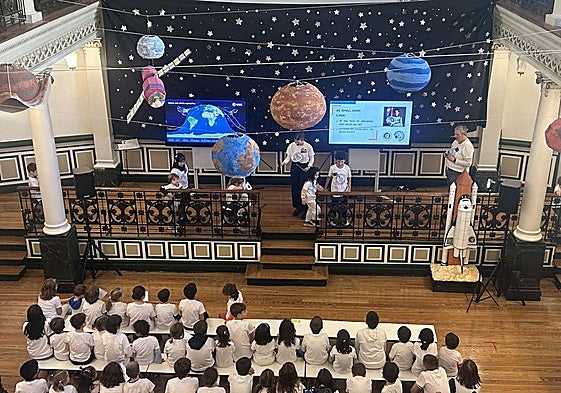 Una sala de Indautxuko Eskola se ha transformado por unas horas en una central radiofónica conectada a la ISS.