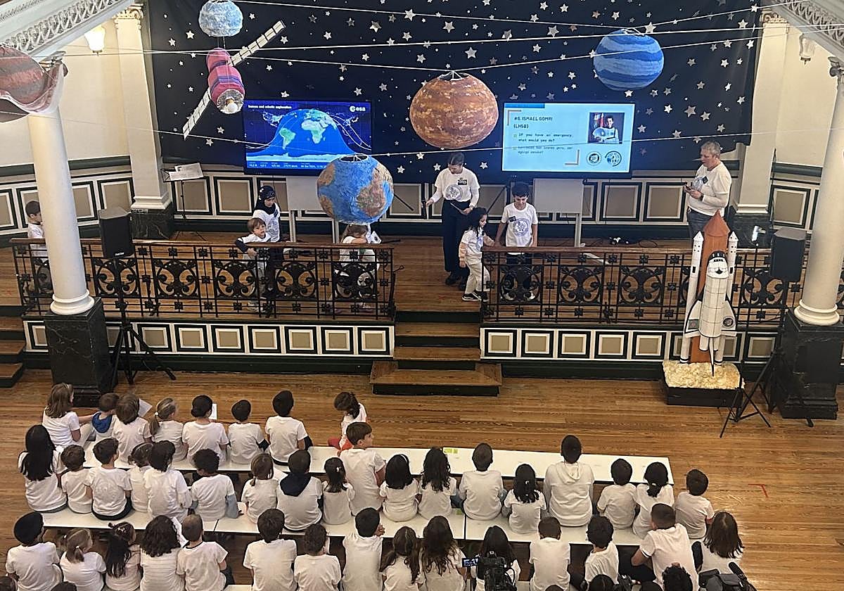 Una sala de Indautxuko Eskola se ha transformado por unas horas en una central radiofónica conectada a la ISS.