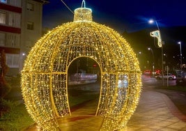 Los adornos iluminan las calles de la localidad minera.