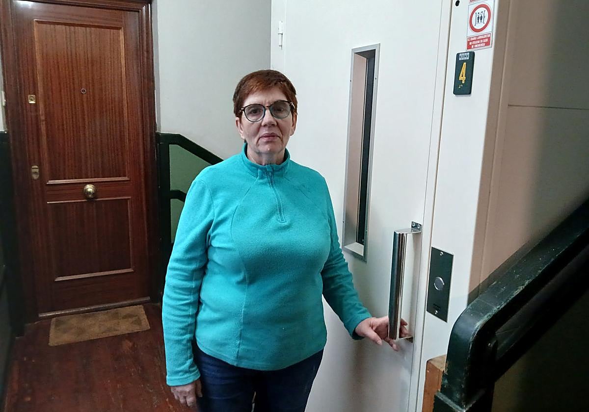 María Ángeles vive en el cuarto piso con su madre, de 90 años, que no puede salir de casa desde hace dos meses porque el ascensor se ha estropeado.