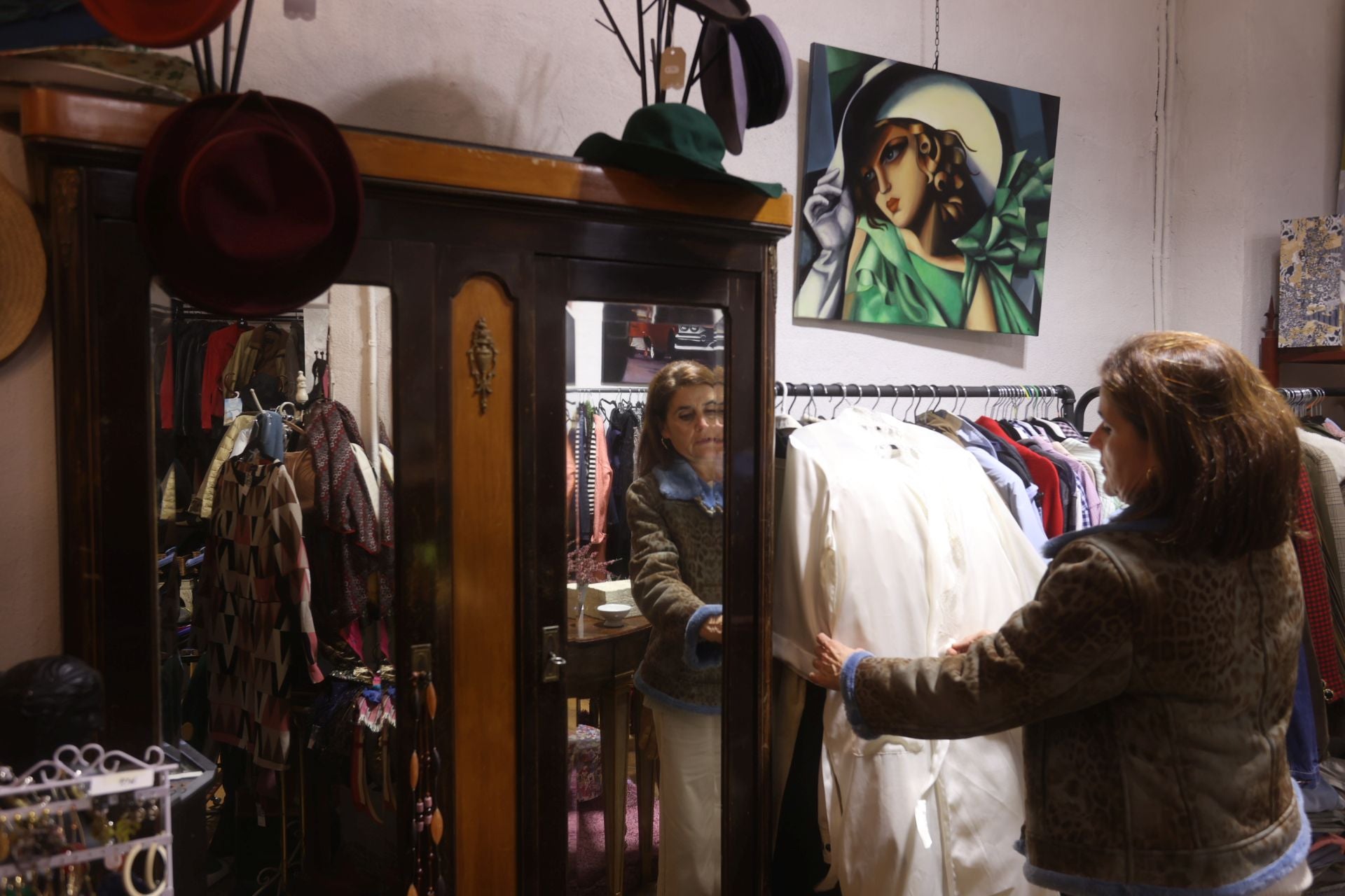 La mítica tienda de chuches de Algorta convertida en un paraíso &#039;vintage&#039; con ropa, vajillas y hasta cuadros