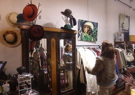 La mítica tienda de chuches de Algorta convertida en un paraíso 'vintage' con ropa, vajillas y hasta cuadros