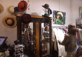 La mítica tienda de chuches de Algorta convertida en un paraíso 'vintage' con ropa, vajillas y hasta cuadros.