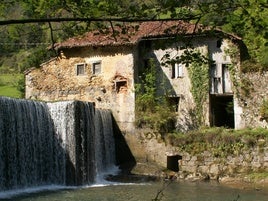 El molino de Bengolea surge junto al río Lea en Gizaburuaga.