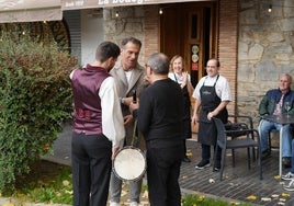 Homenajean con un aurresku a Luis García, frente al restaurante La Bodeguilla Lanciego de Vitoria.