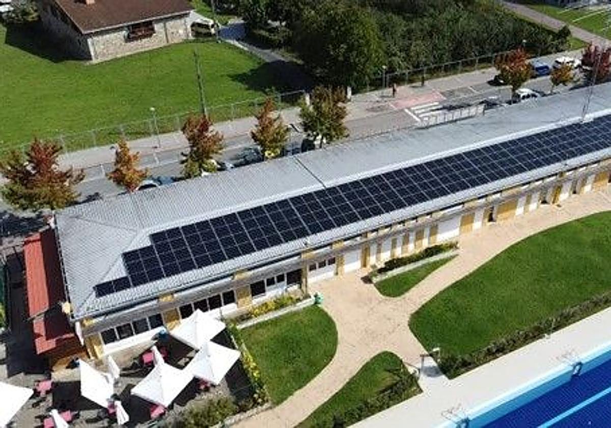 Las placas solares de las piscinas de Amurrio ya están instaladas.