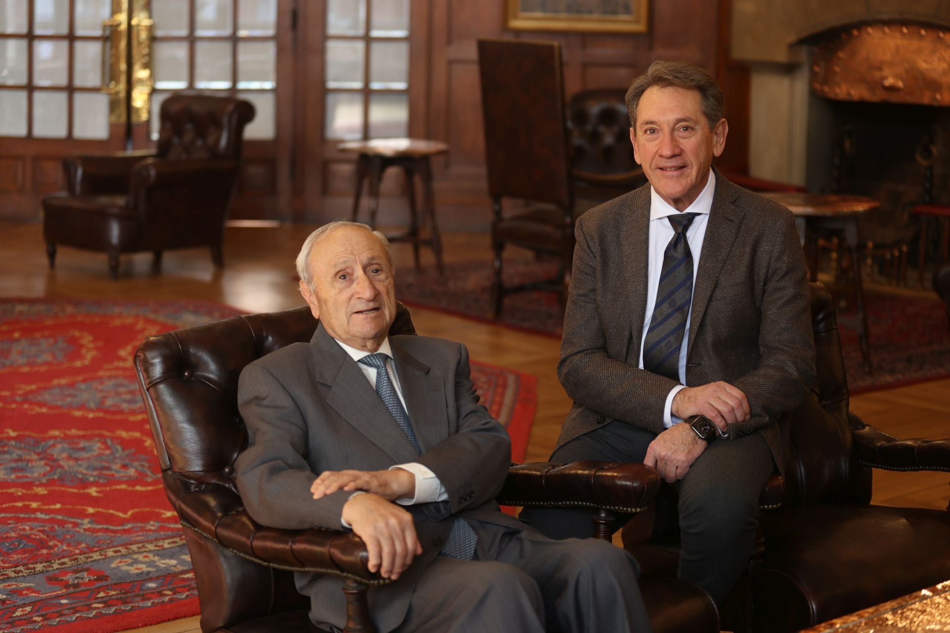 Los traumatólogos Pedro Guillén, a la izquierda, y Mikel Sánchez, en los salones de la Sociedad Bilbaína, horas antes del acto institucional de la Real Academia de Medicina del País Vasco.