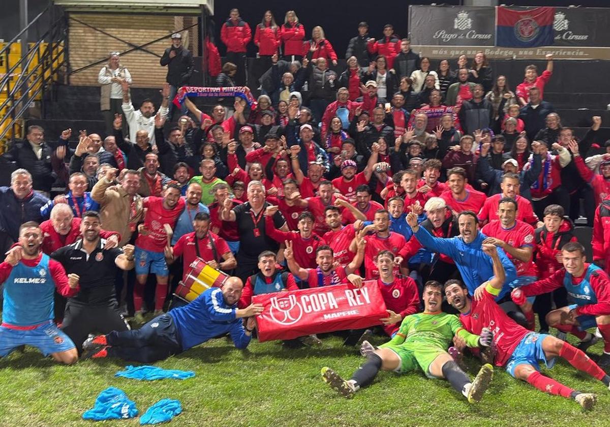 La plantilla de la Deportiva Minera celebra el pase a la segunda ronda de Copa tras eliminar al Tudelano.